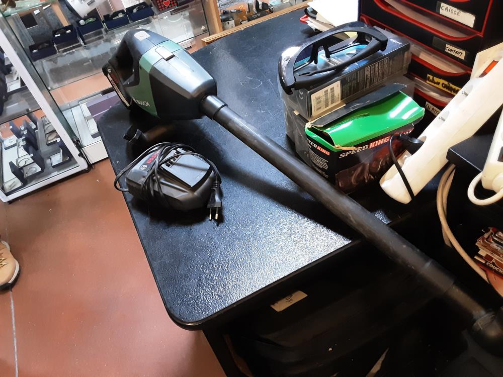 ASPIRATEUR BOSCH + CHARGEUR