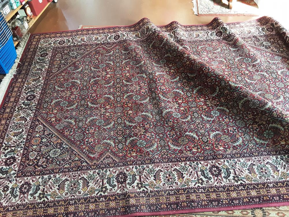 TAPIS ROUGE MOTIF FLEURS