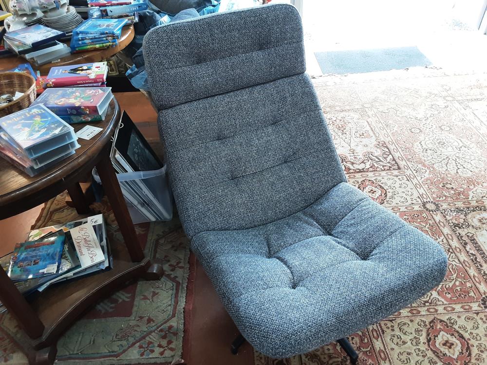 FAUTEUIL TISSUS GRIS + POUF