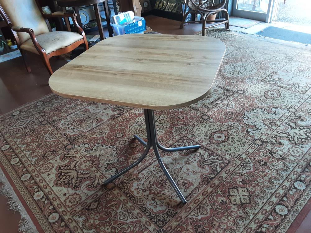 TABLE BEIGE PIED MÉTALLIQUE 