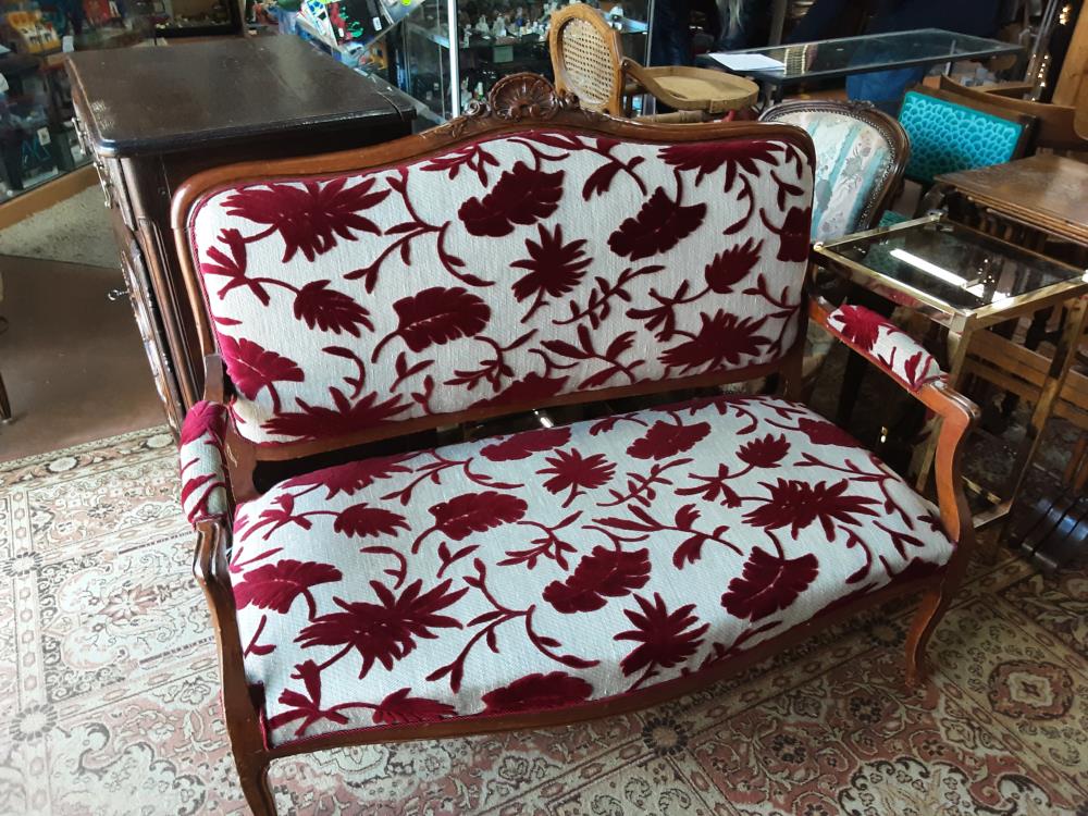 BANQUETTE BOIS TISSUS MOTIF ROUGE