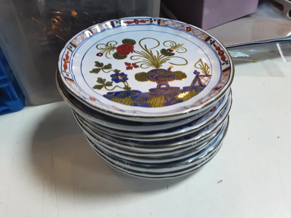 LOT DE 9 ASSIETTES FAENZA