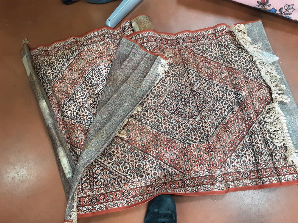 TAPIS MOTIF ROUGE