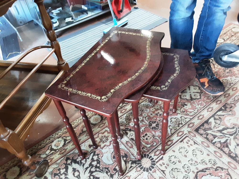 LOT DE 3 TABLES GIGOGNE