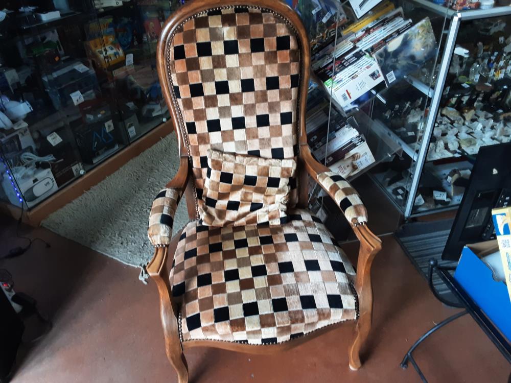 FAUTEUIL VOLTAIRE MOTIF CARREAUX