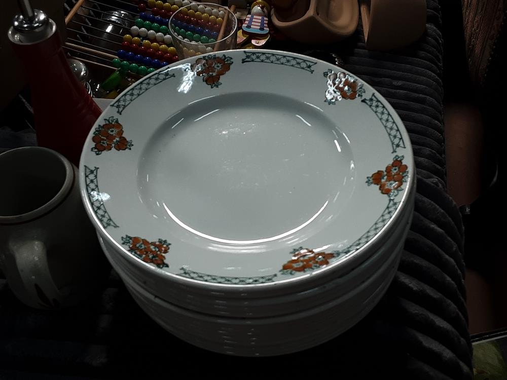 LOT ASSIETTES AUBEPINE