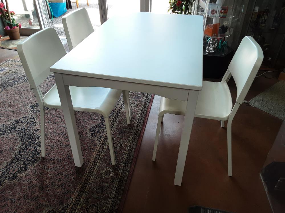 TABLE BLANCHE