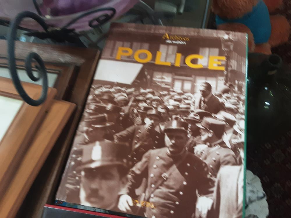 LIVRE POLICE