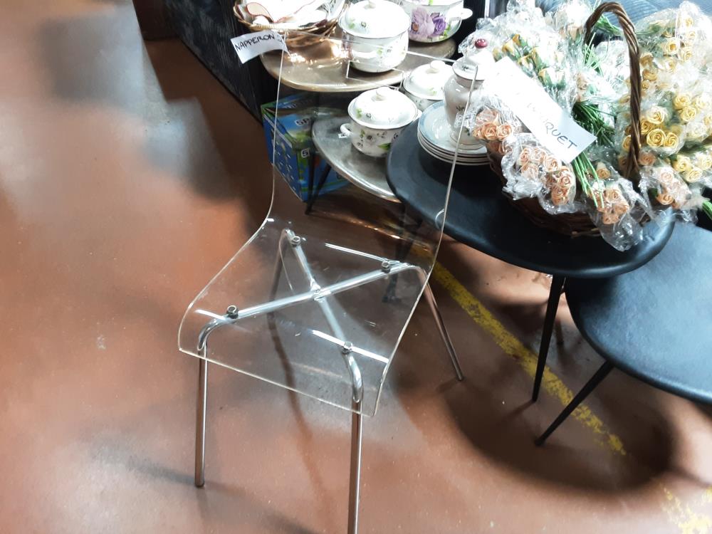 CHAISE TRANSPARENTE