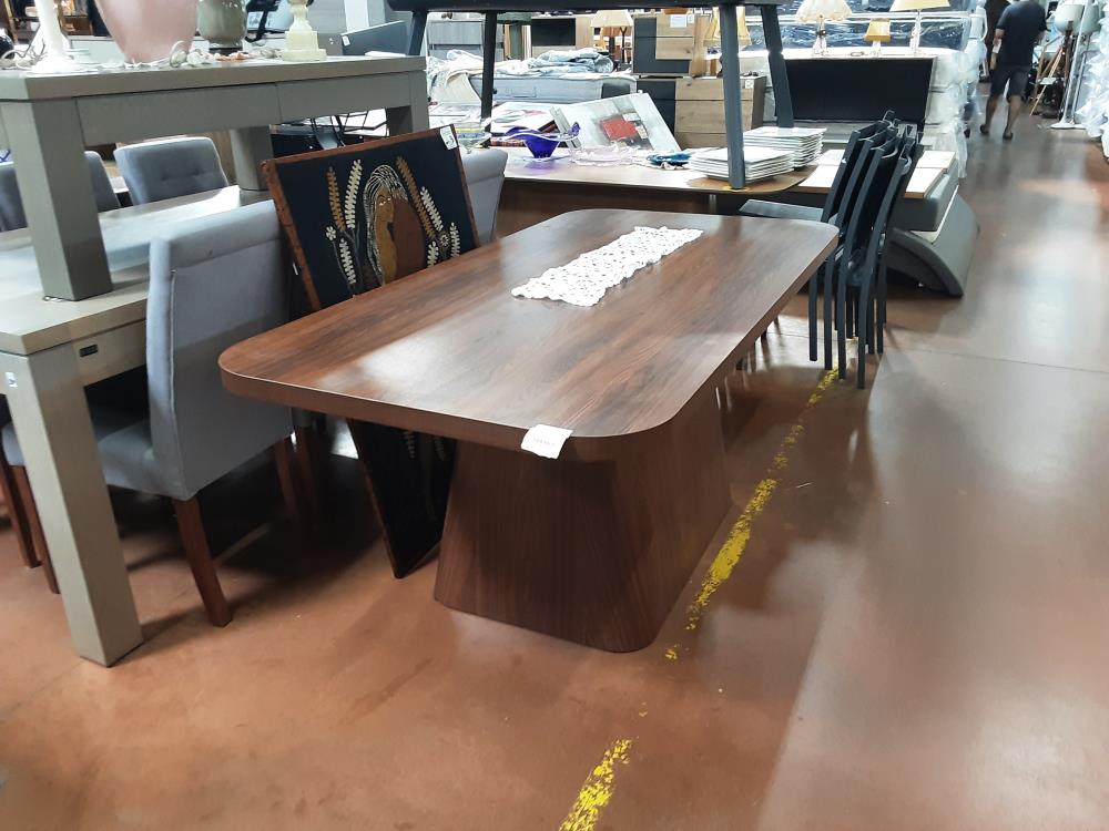 TABLE DE JARDIN BOIS FONCÉ (DEFAUT DESSOUS PLATEAU PIED)