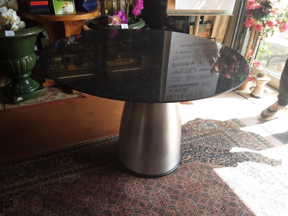 TABLE RONDE MARBRE PIED MÉTALLIQUE