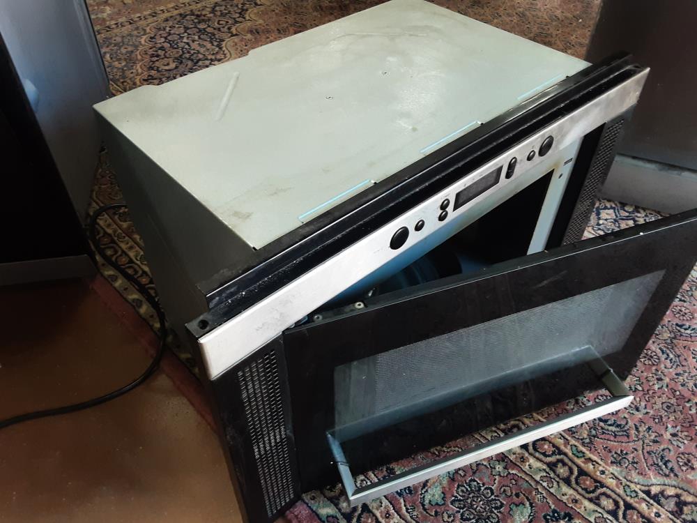 MICRO ONDE ENCASTRABLE + PLATEAU (CAISSE)