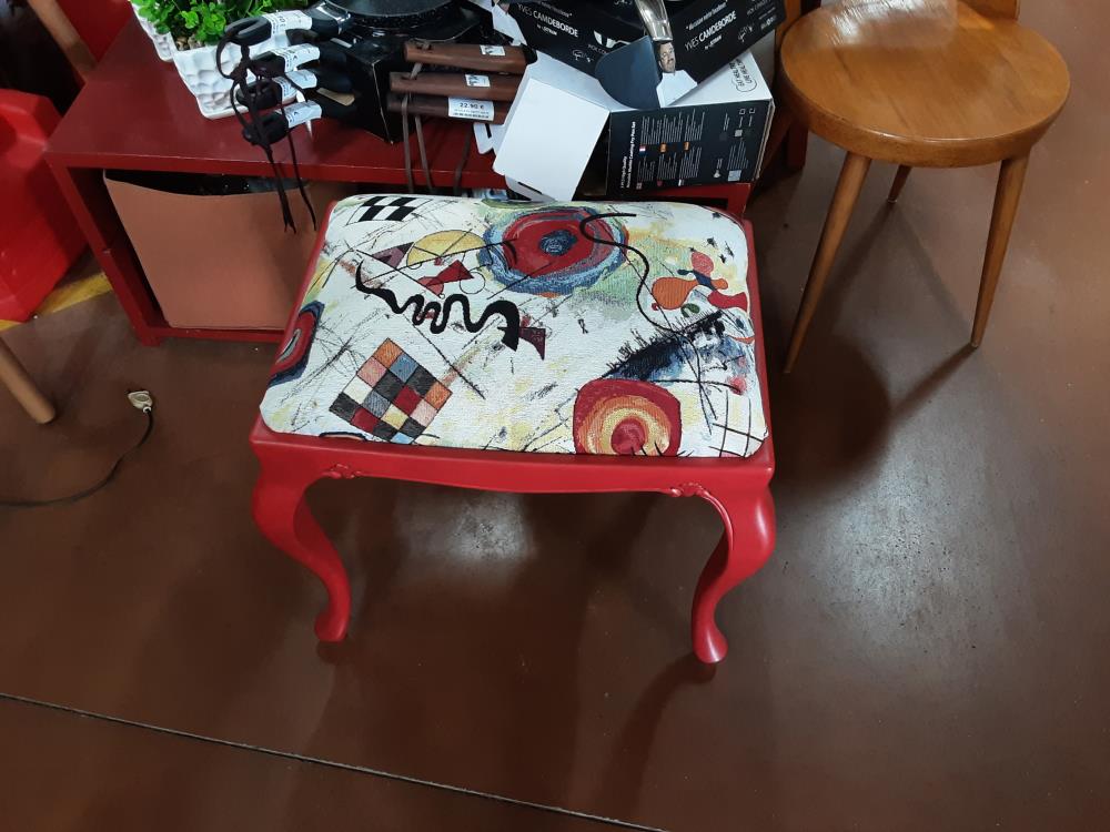 POUF ROUGE TISSUS COLORÉS 