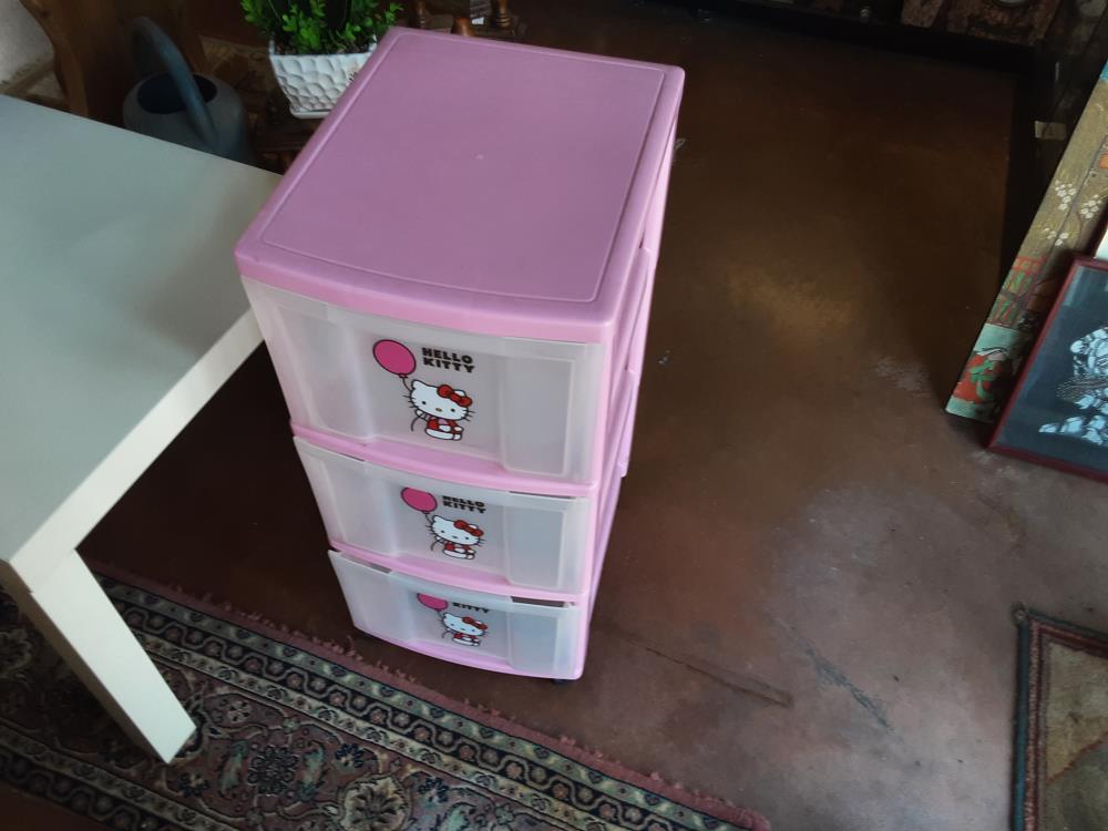 MEUBLE HELLO KITTY SUR ROULETTE
