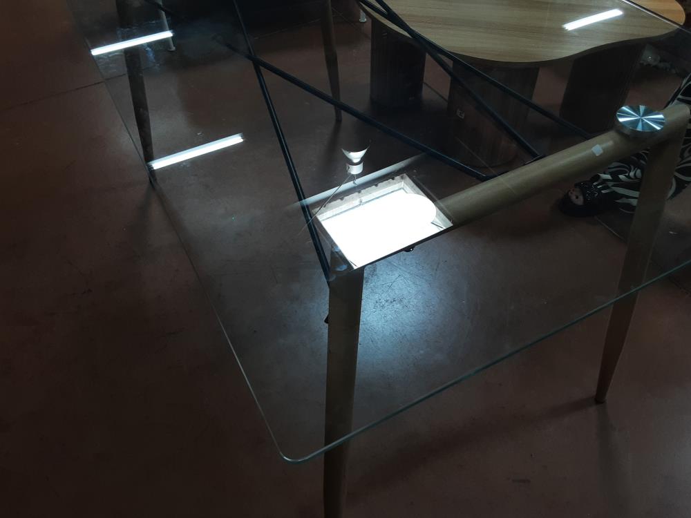 TABLE VERRE PIEDS BOIS CLAIR