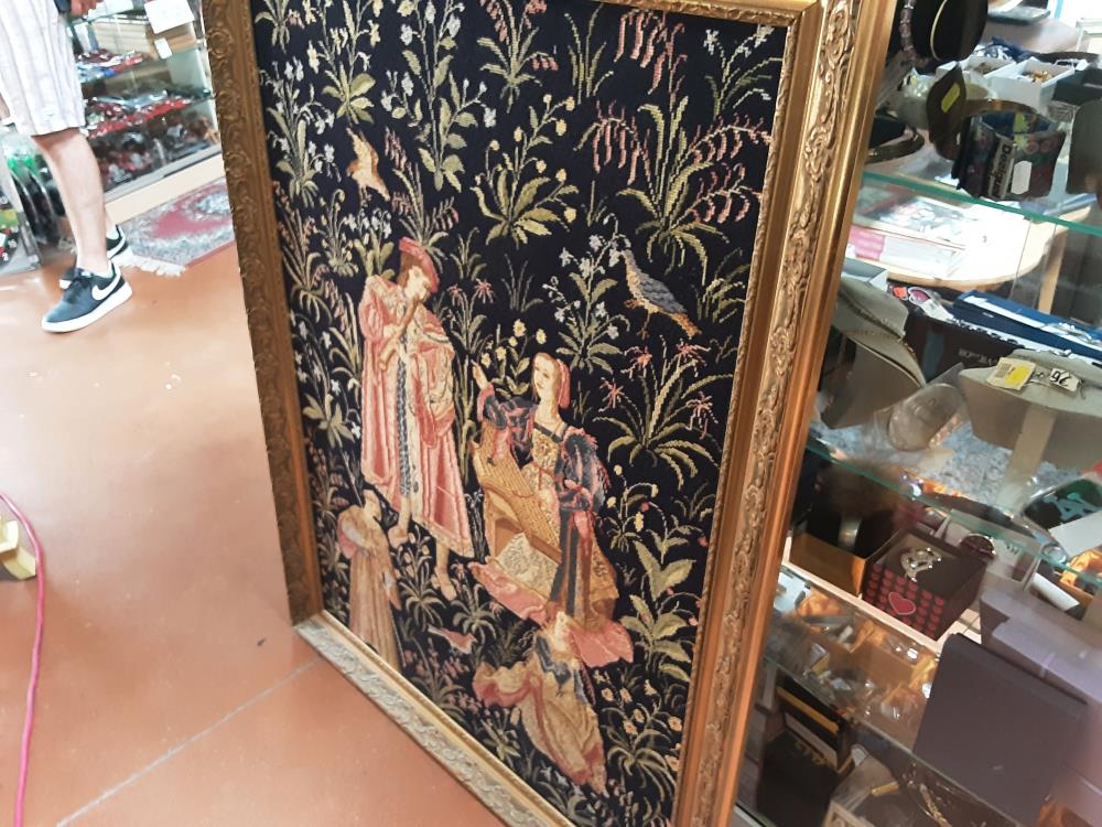 TAPISSERIE CADRE DORE