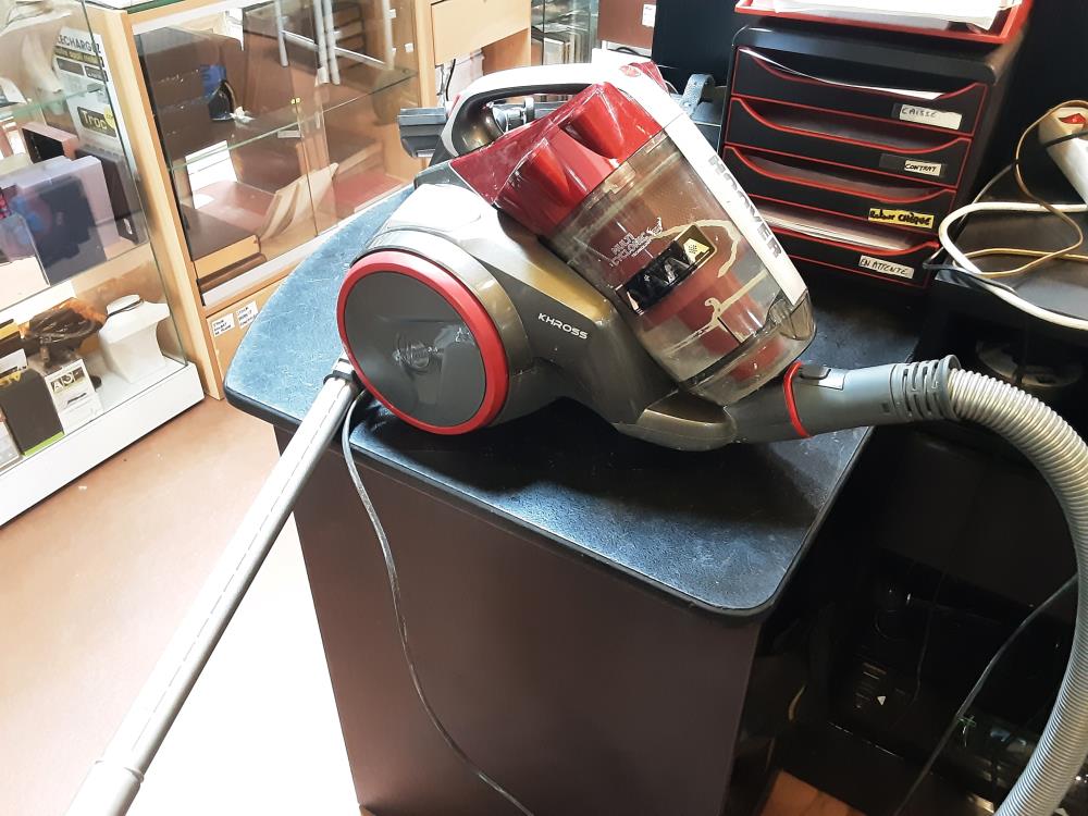 ASPIRATEUR HOOVER + BROSSES (EN CAISSE)
