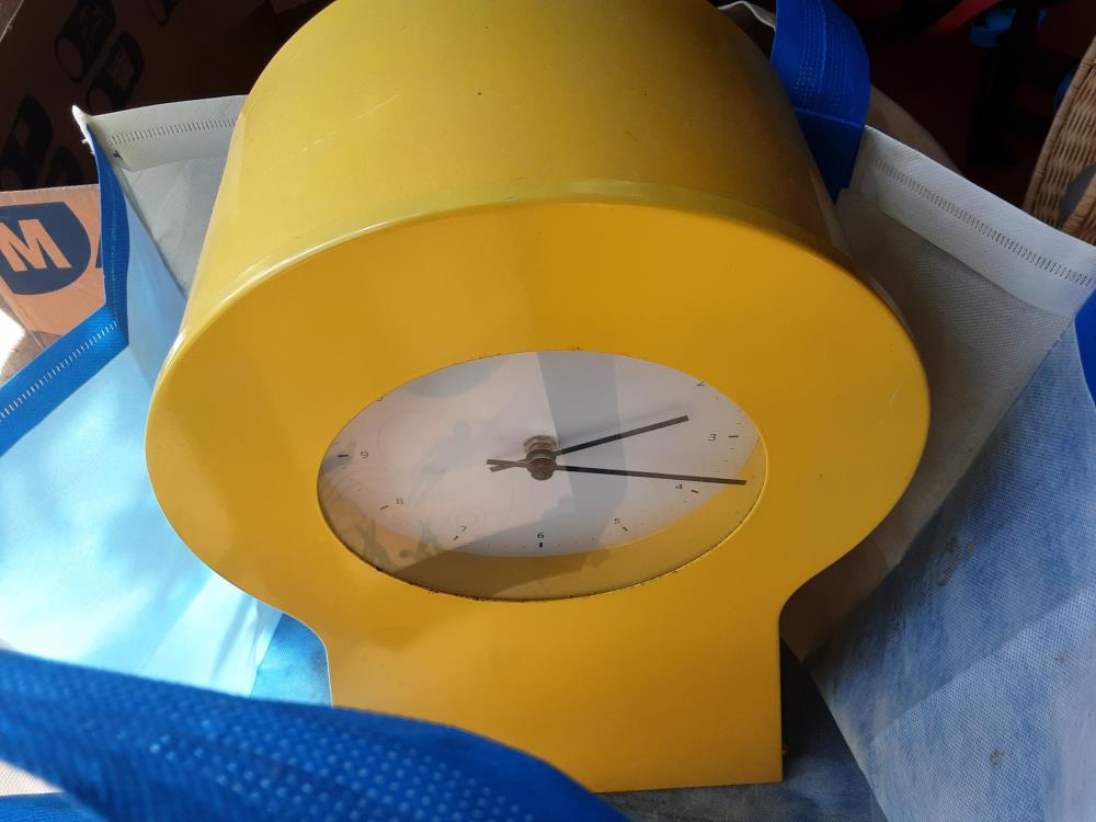 HORLOGE JAUNE