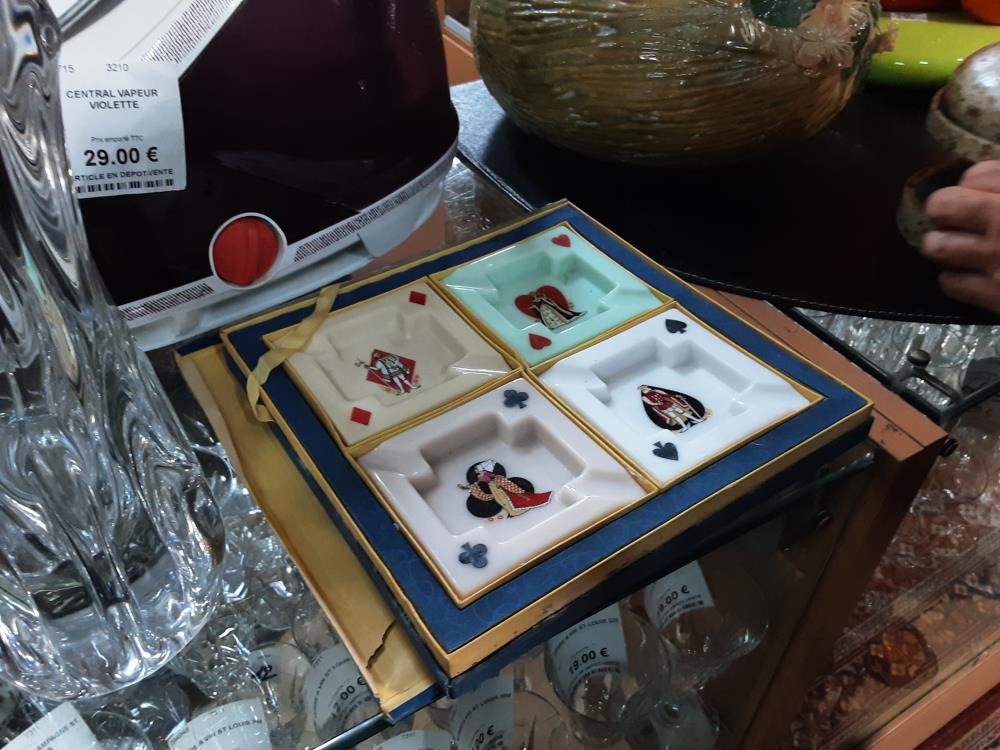 LOT DE 4 CENDRIERS CARTES