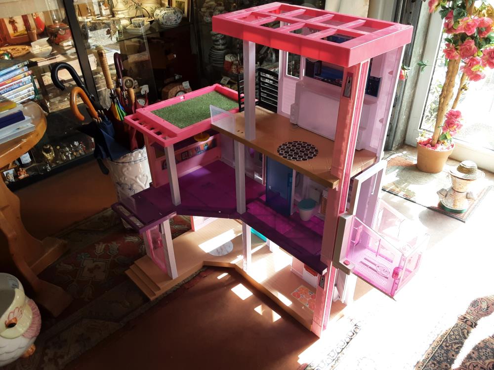 MAISON DE BARBIE + ACCESSOIRES (BARBIES + MEUBLES)