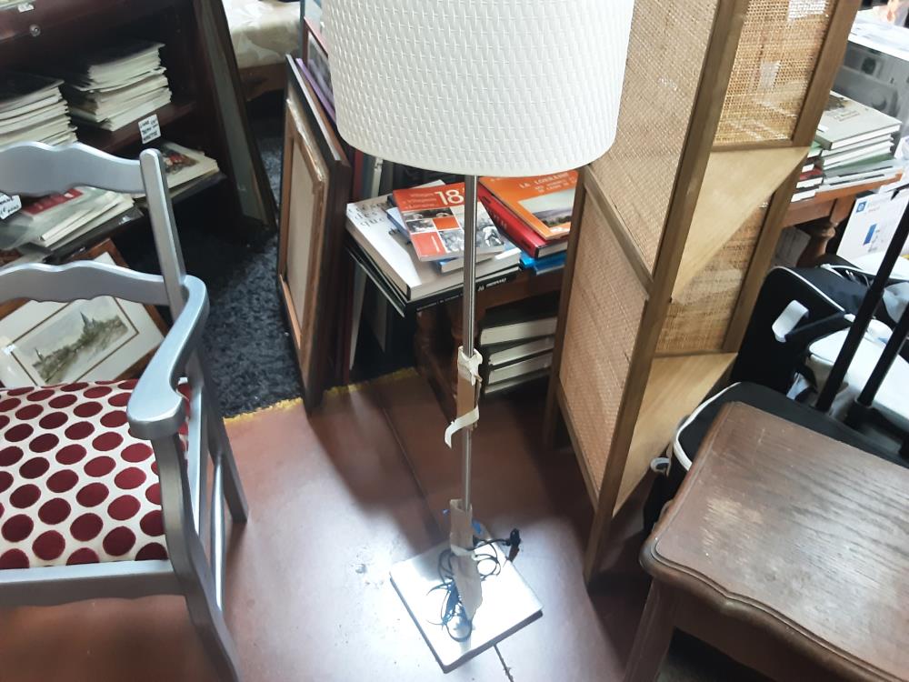 LAMPE SUR PIEDS