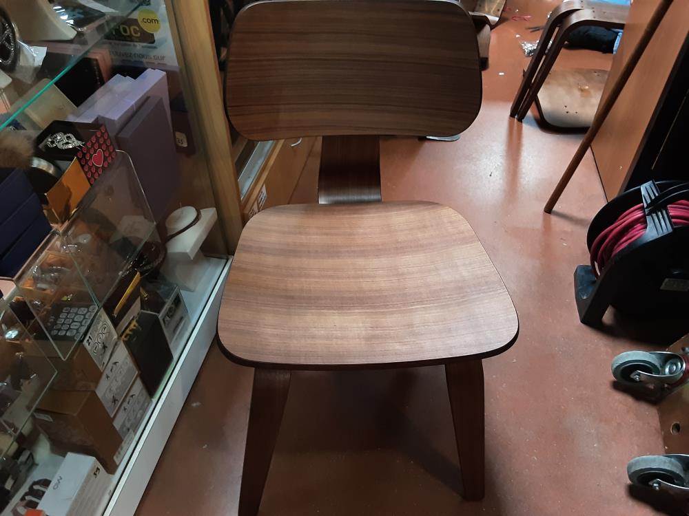 CHAISE BOIS SOMBRE PLAQUAGE NOYER PN 139