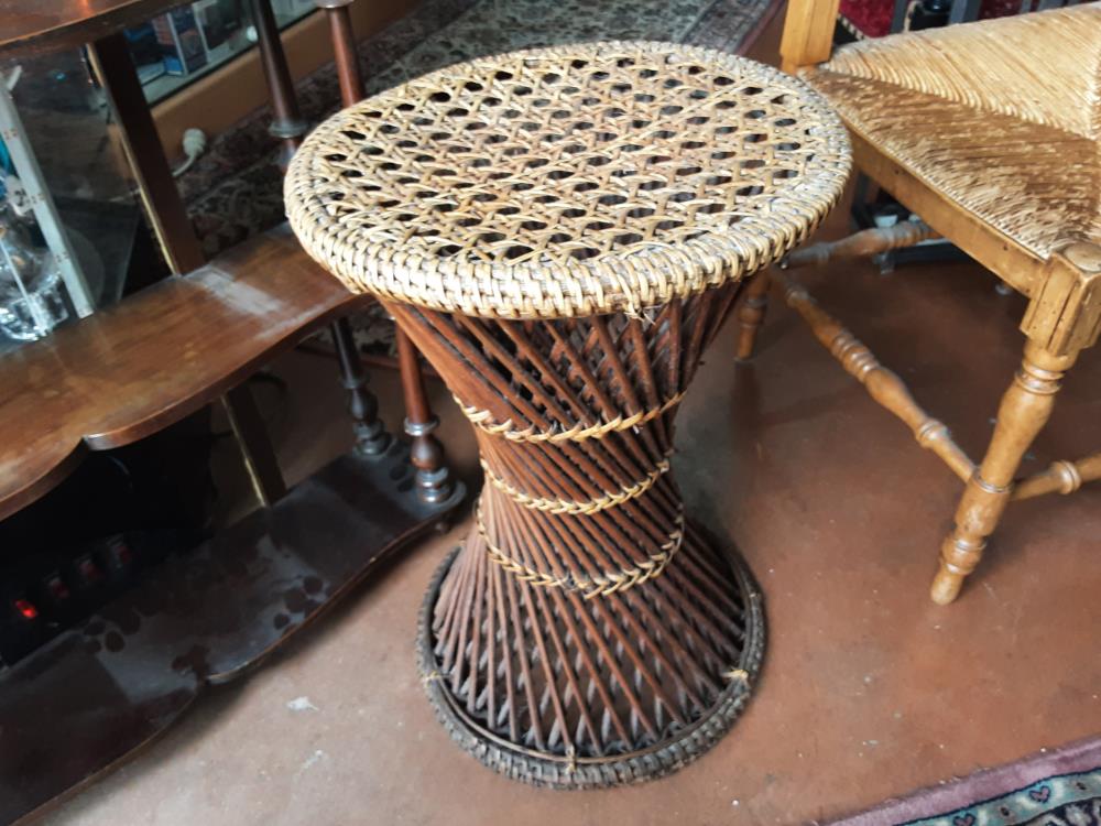 TABOURET ROTIN