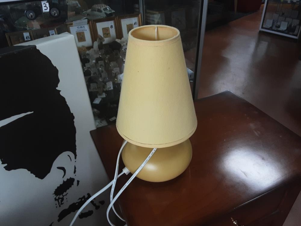 LAMPE JAUNE