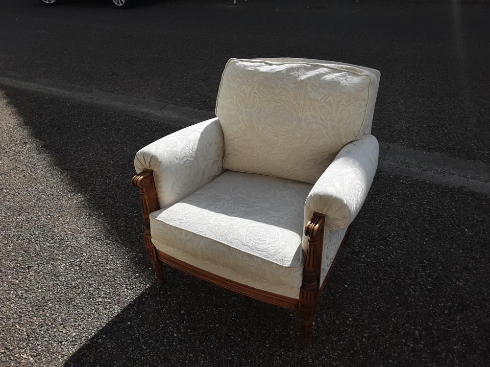 FAUTEUIL BLANC BOIS SCULPTE