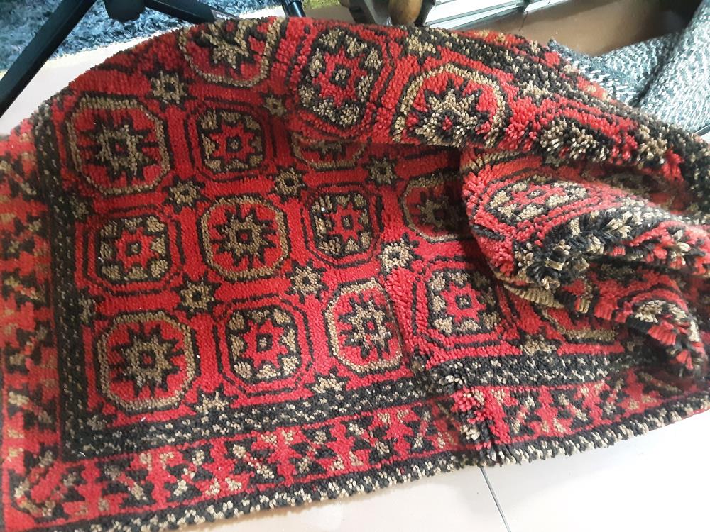 TAPIS LAINE ROUGE NOIR