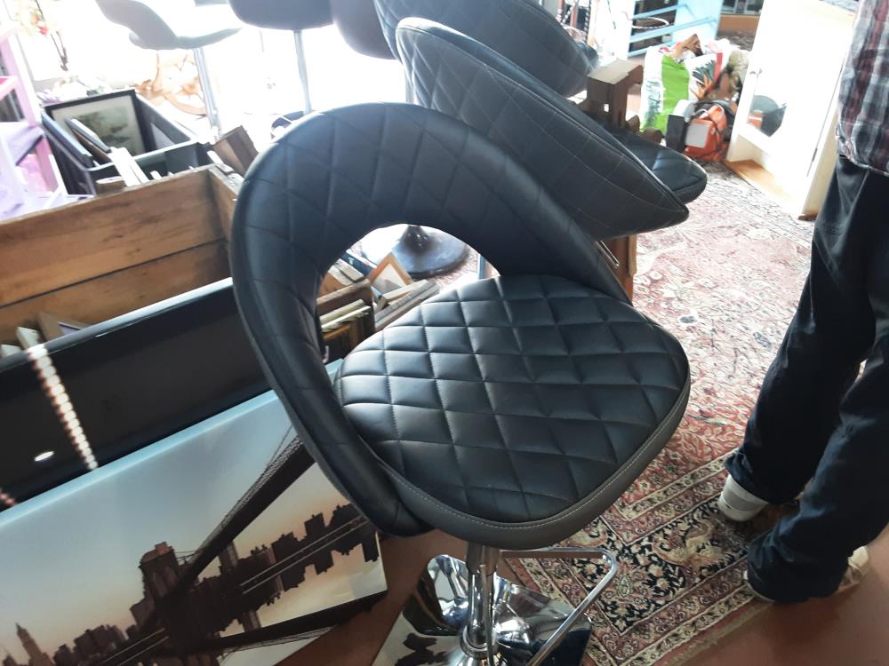 TABOURET MATELASSÉ NOIR