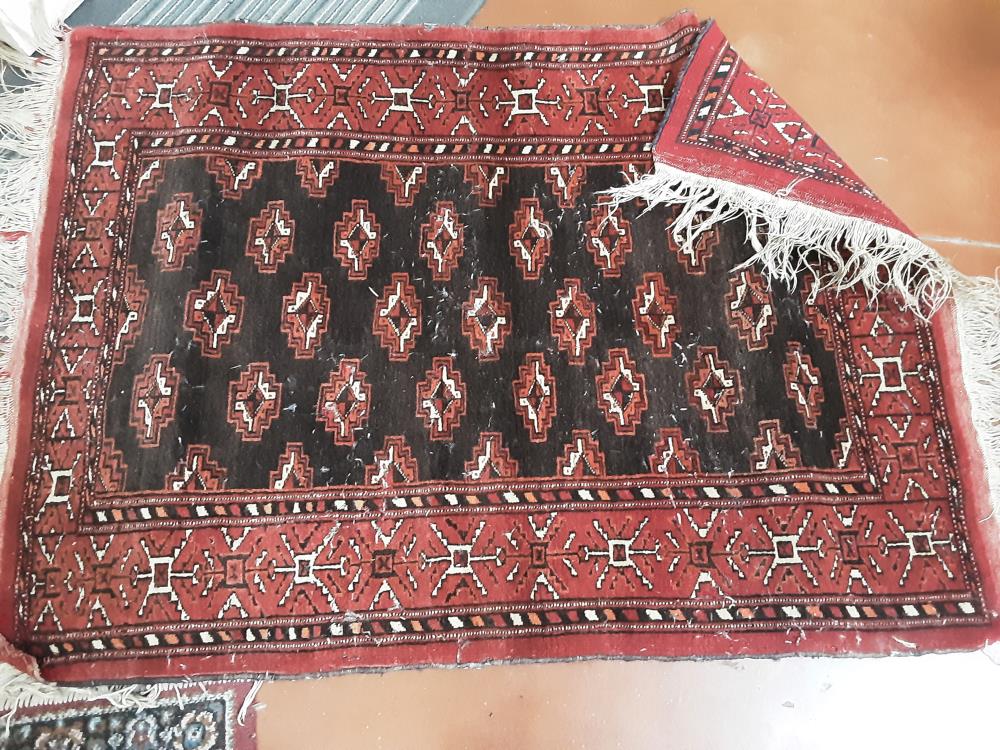 TAPIS LAINE ROUGE NOIR 