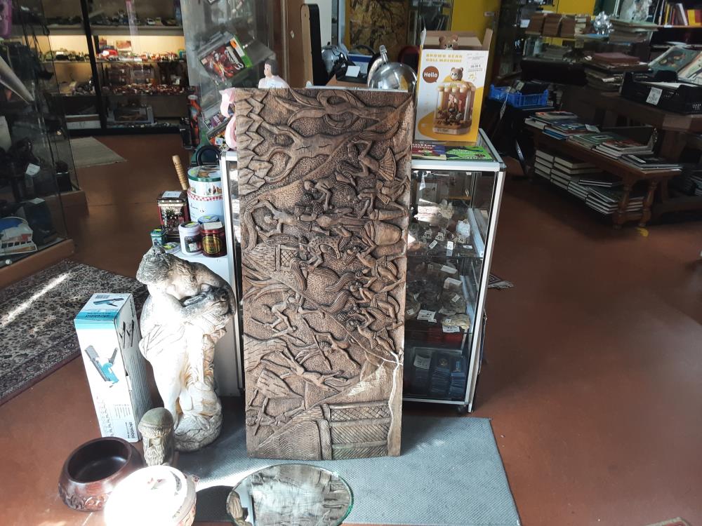 TABLEAU EN BOIS SCULPTE