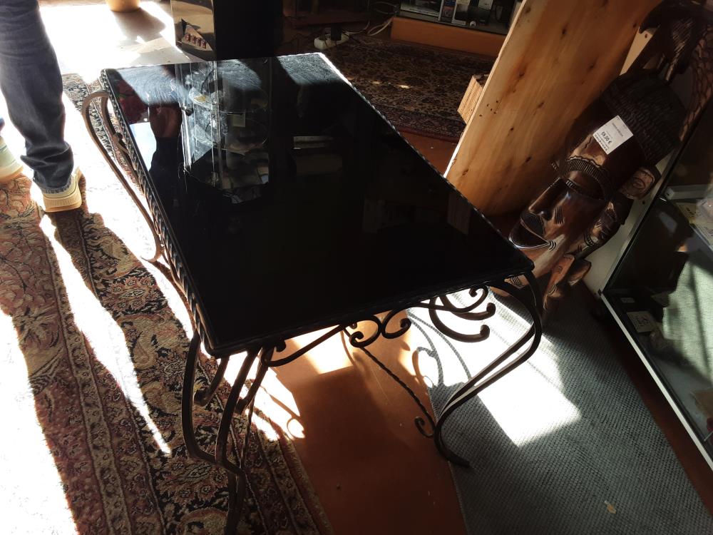 TABLE BASSE FER FORGEE VERRE NOIR