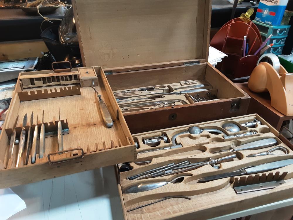 ANCIENNE BOITE NECESSAIRE DE TREPANATION COLLIN