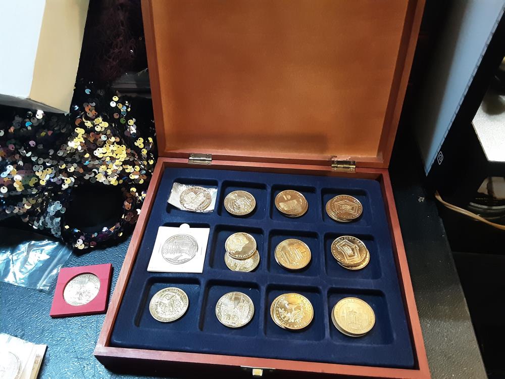 LOT 35 PIECES RELIGION/MILITAIRE EN COFFRET