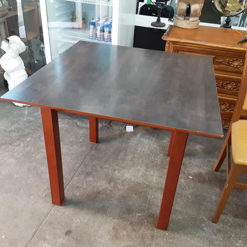 TABLE CARRÉE 