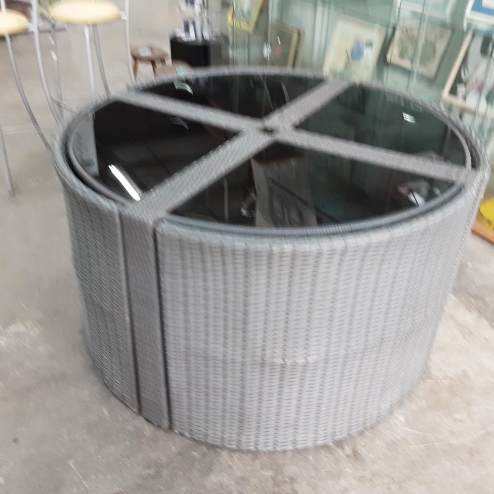 TABLE RONDE TRESSÉE AVEC 4 CHAISES 
