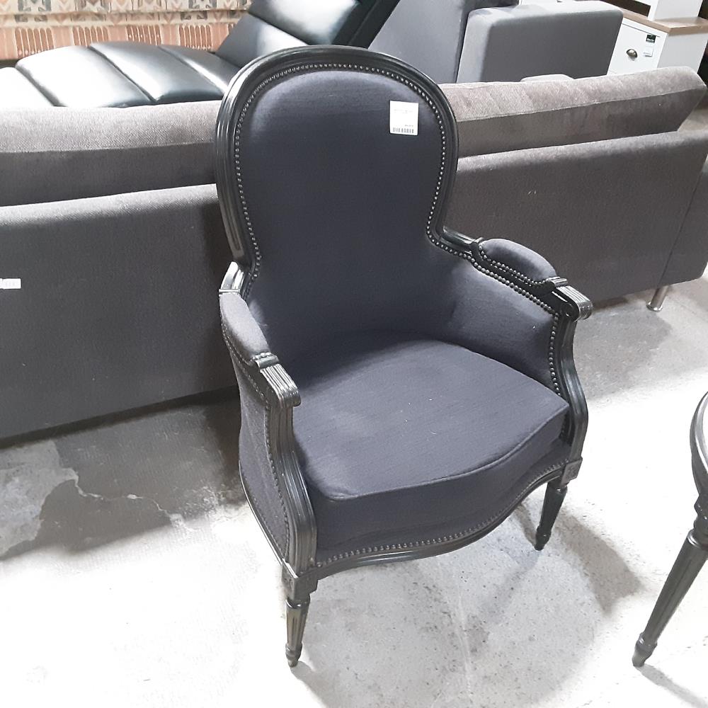 BERGERE NOIRE PIEDS CANELES