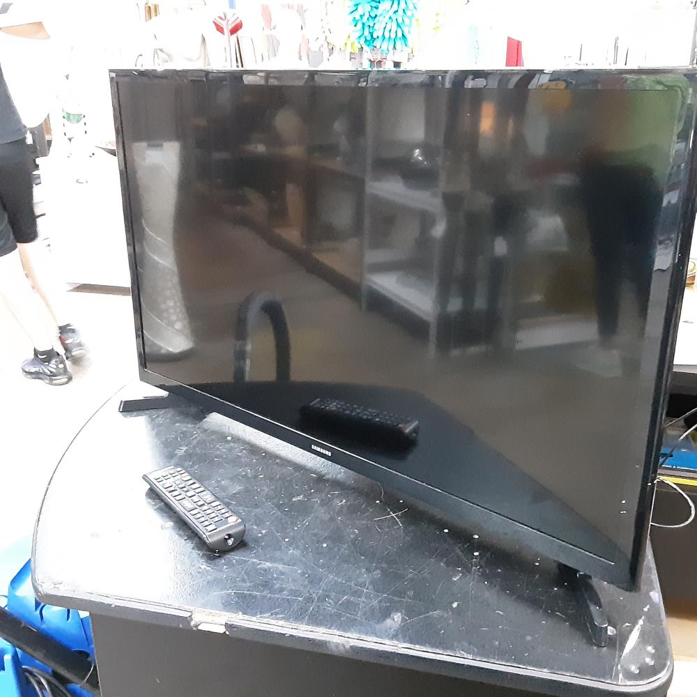 TV SAMSUNG AVEC TÉLÉCOMMANDE 