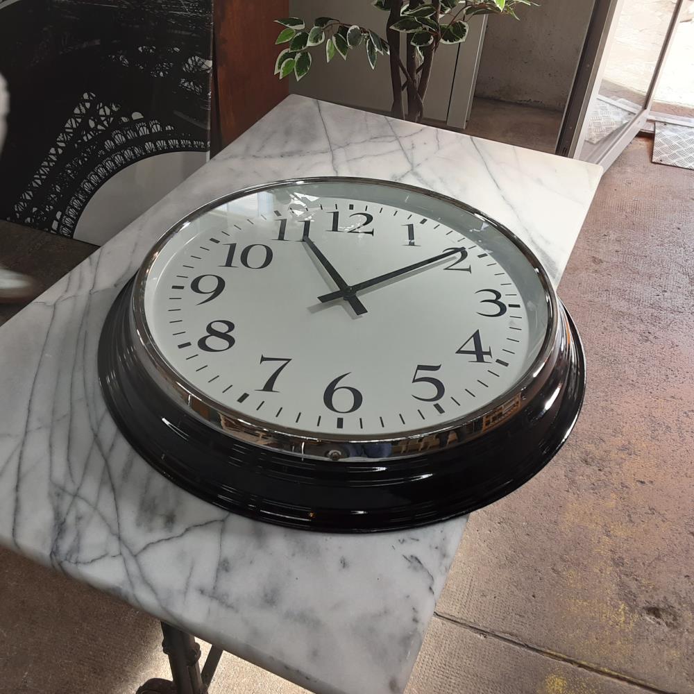 HORLOGE MURALE À  PILES 