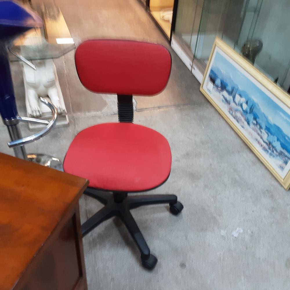 CHAISE ROUGE A ROULETTES 