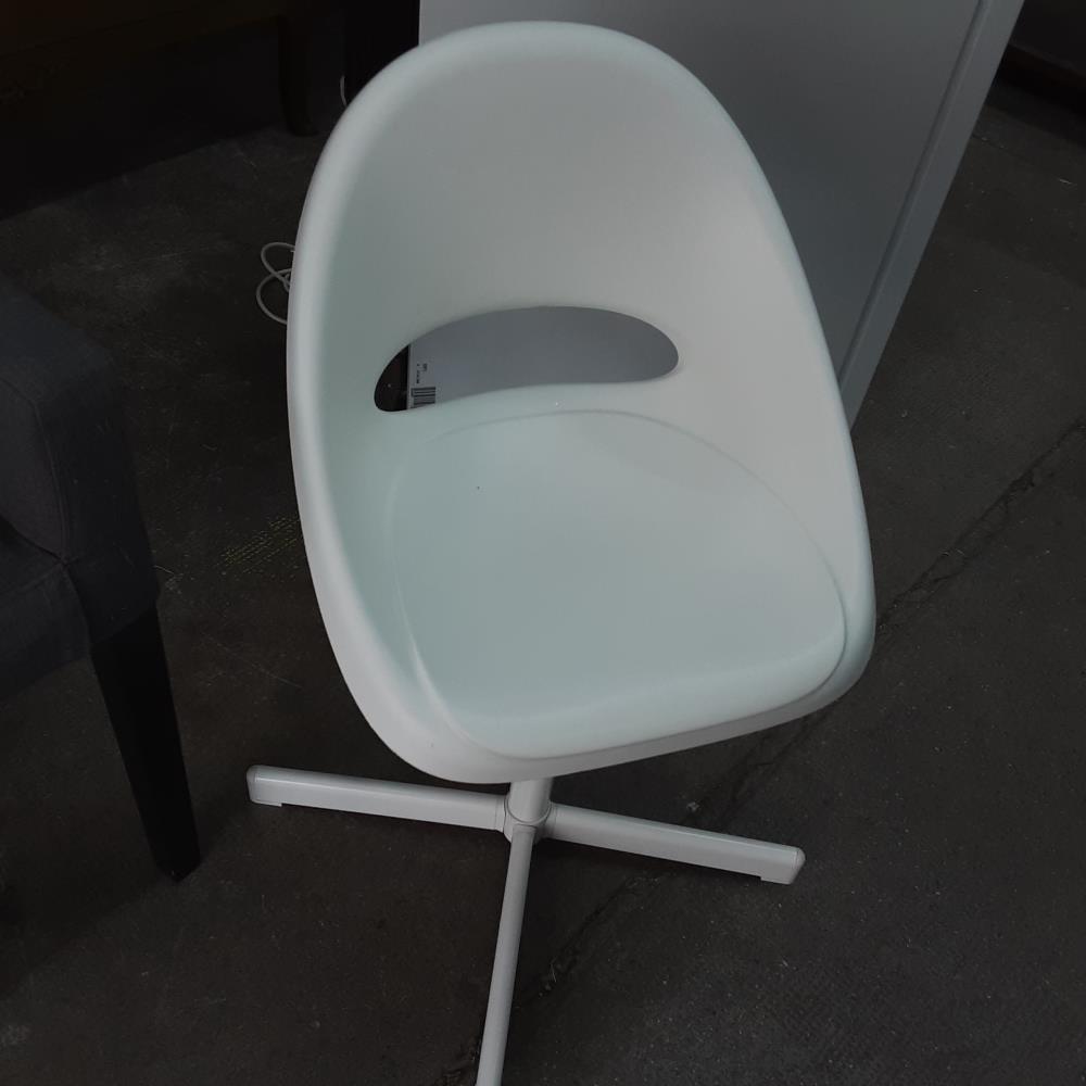 CHAISE BLANCHE PIVOTANTE 