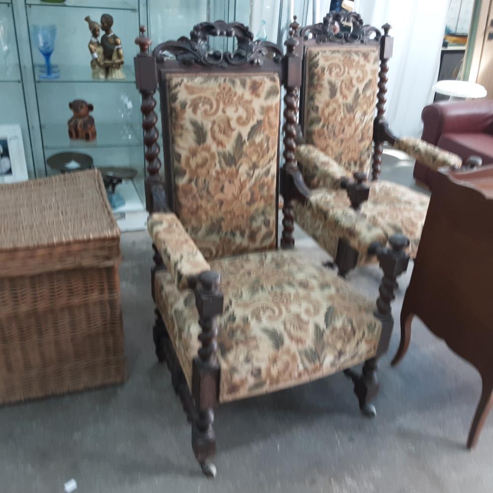 LOT DE 2 FAUTEUILS DE MAITRE 