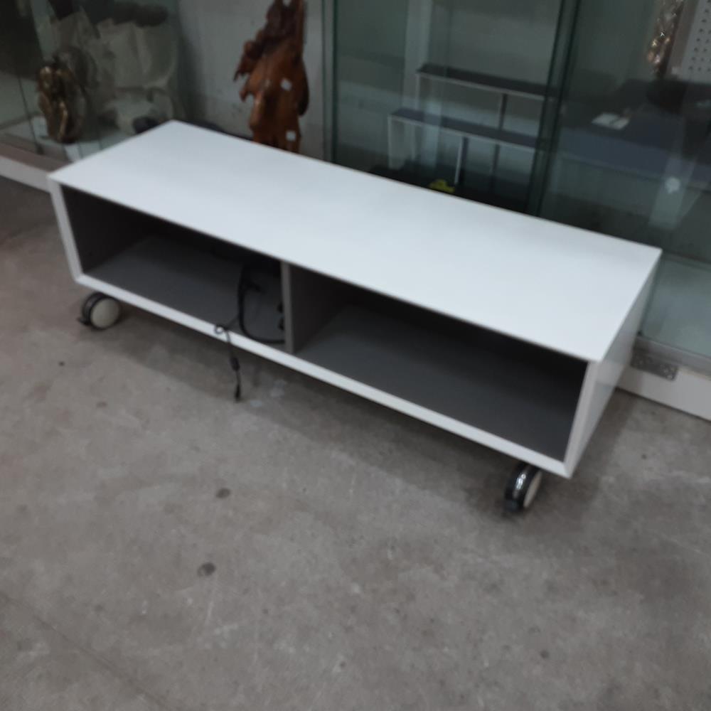 MEUBLE TV BLANC A ROULETTES 