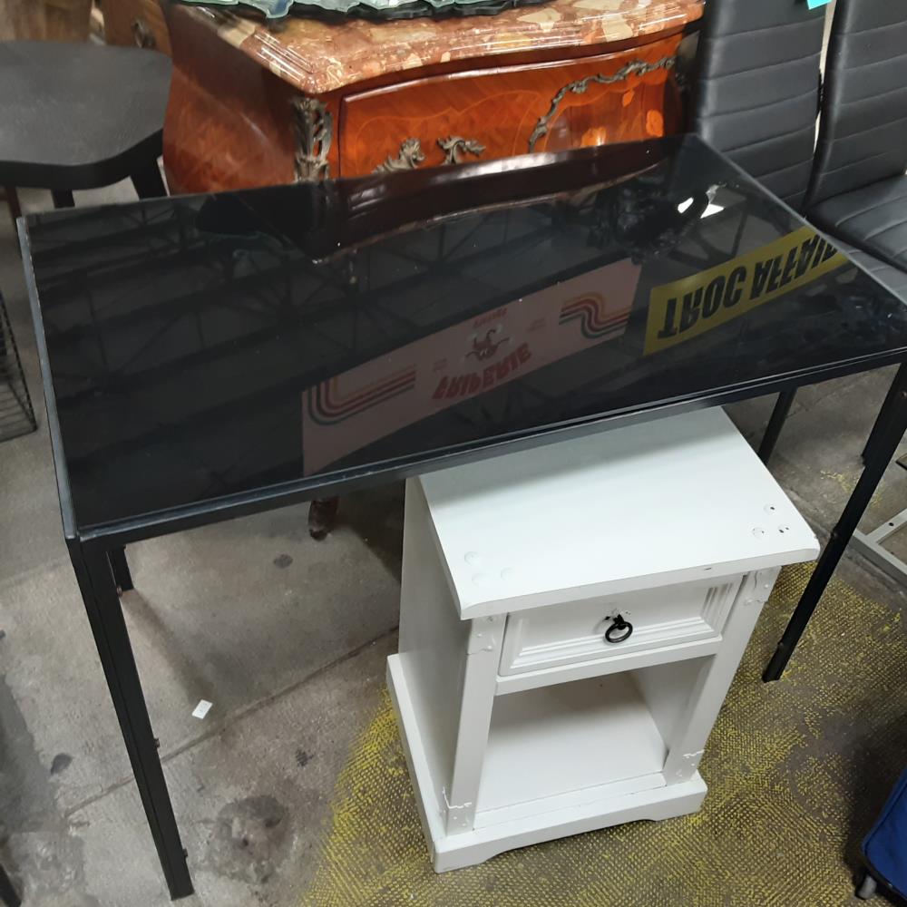 TABLE EN VERRE ET METAL NOIR