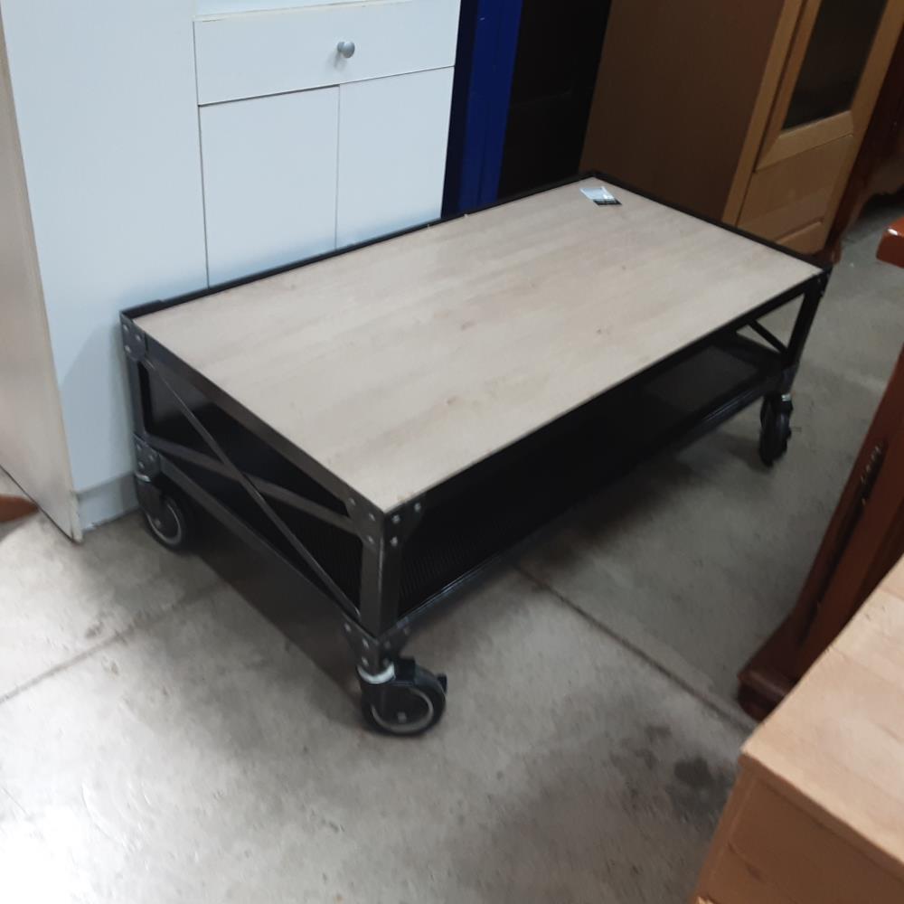 TABLE BASSE A ROULETTES 