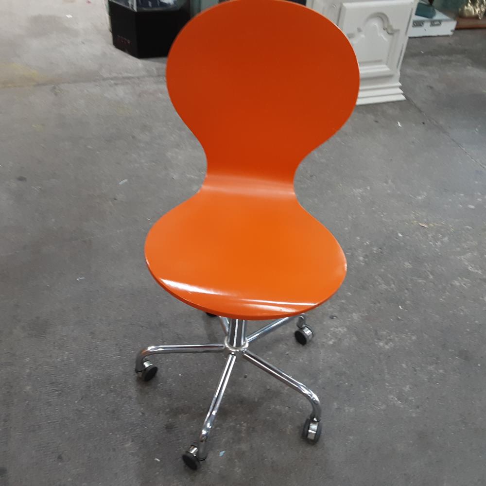 CHAISE DE BUREAU ORANGE A ROULETTES 