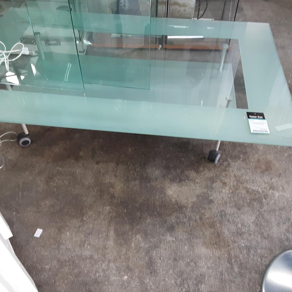 TABLE BASSE RECTANGLE A ROULETTES VERRE 