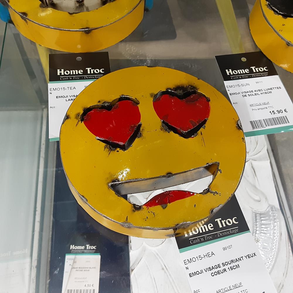 EMOJI VISAGE SOURIANT YEUX COEUR 15CM